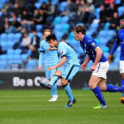 Manu García golpea el balón con la elástica del Manchester City