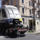 Momento del traslado de uno de los vagones por las calles de Cistierna.