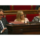 De izquierda a derecha, el 'president' Mas, la exvicepresidenta Joana Ortega y la 'consellera' d'Ensenyament, Irene Rigau, en una sesión del Parlament de noviembre del 2014.