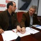 Los sindicalistas de CC.OO. Vicente Mirón y Alberto González Llamas, ayer en Ponferrada