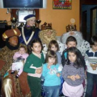 Los Reyes Magos, con niños de Armunia.