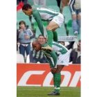 Ricardo Oliveira, arriba, es la baza del Betis esta noche ante el Mónaco