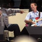B.B. King bromea con Eric Clapton durante una jam sesión, en junio del 2004 en Dallas.