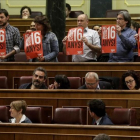 Los diputados de ERC muestran carteles a favor del voto a los 16 años en el hemiciclo del Congreso, el pasado 19 de abril.