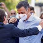El presidente de Extremadura, Guillermo Fernández Vara, recibe ayer a Pedro Sánchez en Navalmoral de la Mata. CHEMA MOYA