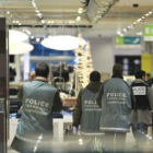 Agentes de la policía francesa en el interior de los grandes almacenes donde se encontró la carga ex