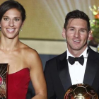 Carli Lloyd posa junto a Messi en la gala del Balón de Oro de Zúrich.