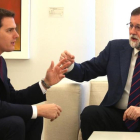 El presidente del Gobierno, Mariano Rajoy, reunido con Albert Rivera, esta mañana, en el Palacio de la Moncloa.