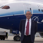 El presidente de Globalia y Air Europa, Juan José Hidalgo, ante un Boeing 787 Dreamliner,