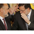 Rajoy habla con el presidente del Constitucional en el Congreso.