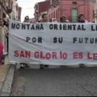 Un niño observa el paso de la cabecera de la manifestación por el centro de Cistierna