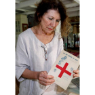 Mercedes Unzeta Gullón con uno de los folletos que se editaron en Astorga al poco del asesinato de las enfermeras. MARCIANO PÉREZ