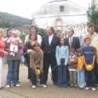 Imagen tomada ayer con los alumnos, sus madres y las autoridades municipales y educativas