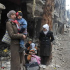 Varios residentes de al-Yarmouk mientras esperan para ser evacuados.