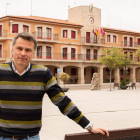 Juan Pablo Regadera delante del Ayuntamiento de Valencia de Don Juan. DL