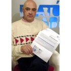 Carlos Almarza, hijo de la fallecida, posa con la tarjeta sanitaria