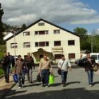 Los mineros encerrados, abandonando las oficinas de MSP en Villablino