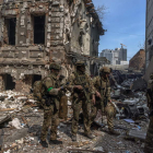 Militares ucranianos en Kharkiv, al noreste de Ucrania, bombardeada por la artillería rusa. ROMAN PILIPEY