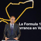 Francisco Camps, ante un diagrama del circuito de F-1 en Valencia.