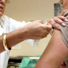 Imagen de archivo de una persona recibiendo la vacuna en un Centro de Salud de la comunidad