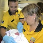 Efectivos del Samur atienden al bebé que nació a las tres de la madrugada en la glorieta de Atocha