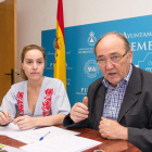 El alcalde José Manuel Otero presentó el programa de fiestas del Cristo con su concejala. CEBRONES