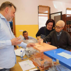 Jacinto López, con 105 años, acudió a votar a su mesa electoral de Cacabelos el pasado 26-M.
