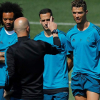 Zidane habla con Cristiano y Lucas Vázquez durante el último entrenamiento del Real Madrid. J. CARLOS