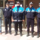 Viñuela, junto a cuatro miembros de la Policía de Villaquilambre, delante del Ayuntamiento.