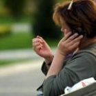 Una mujer habla por un teléfono móvil. Tres operadoras están siendo investigadas por sus tarifas