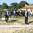 Agentes de los Mossos d'Esquadra en el jardín del restaurante de Caldes de Malavella donde murió ayer una niña.