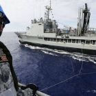 Una militar australiana supervisa la búsqueda del avión malasio, en aguas del Índico.