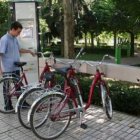 Un joven alquila una bicicleta en una imagen de archivo.