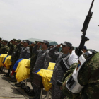 Algunos de los cadáveres de los once militares muertos en el ataque guerrillero.