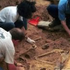 Los voluntarios de la ARMH exhumaron la primera fosa en octubre del 2001, a las afueras de Priaranza