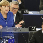 Merkel interviene ante el pleno del Parlamento Europeo, junto a Hollande, este miércoles.