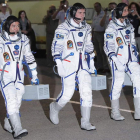 Los tres tripulantes de la nave rusa antes del despegue.