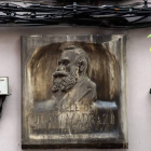 Placa llena de mugre dedicada al arquitecto Juan Madrazo en la calle del mismo nombre.