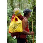 Un peregrino con su bolsa para reciclar residuos. JCYL / ICAL