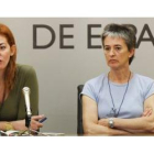 Maite Pagazaurtundua junto a Estíbaliz Garmendia, durante la rueda de prensa que ofrecieron hoy.