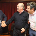 Alfonso Arias, Emilio Cubelos y José Luis Ramón, anoche en el salón de sesiones cedido por la Diputación en Ponferrada.