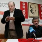Varea atiende ayer su móvil en la sede de CC.OO. en Ponferrada, y a su lado Alberto González Llamas