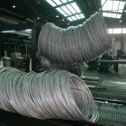 Un operario maneja unas bobinas de acero en la factoría de Roldán en Santo Tomás de las Ollas, Ponferrada.