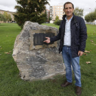 El presidente del Colegio de Enfermería, José Luis Blanco, junto a la piedra destrozada, ayer por la mañana. MARCIANO