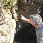 Macías señala la inscripción a la entrada de la cueva situada cerca de Pombriego donde se refugió el sastre de Carucedo (Gilberto Cuadrado), quien fue abatido en Portugal. S.M./R.M./GURRIARÁN