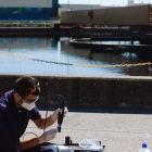 Un operario recoge muestras en la estación de aguas residuales de Valladolid. NACHO GALLEGO