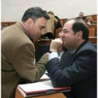 El portavoz de la UPL, Otero, conversa con Herrera al inicio del pleno