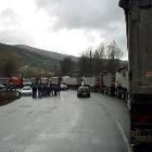 Medio centenar de camiones con carbón fueron obligados a estacionar en los arcenes de la carretera
