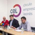 Martín Méndez, Julio Álvarez y Pedro Llamas, ayer en el CEL. F. OTERO
