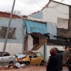El viento derribó una pared de un edificio que cayó sobre dos coches en Armunia.